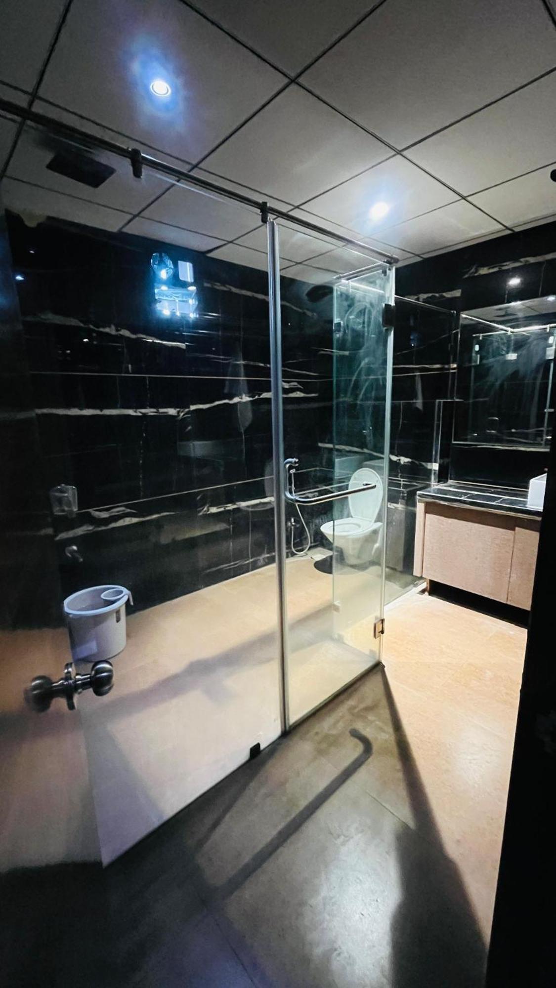 Hotel Elegant Inn Сурат Экстерьер фото