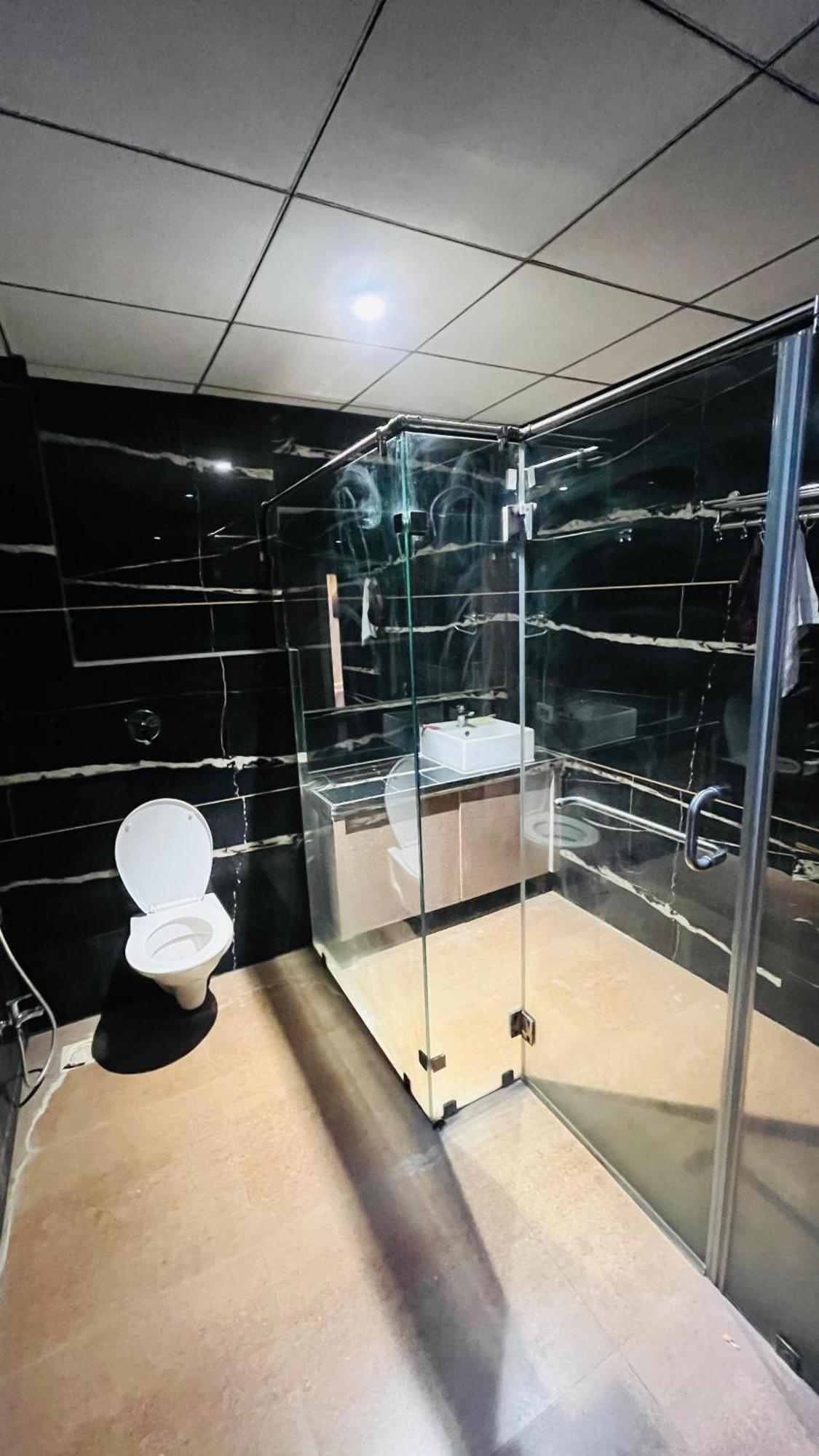 Hotel Elegant Inn Сурат Экстерьер фото