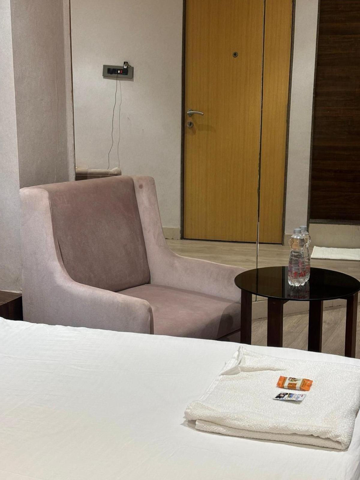 Hotel Elegant Inn Сурат Экстерьер фото