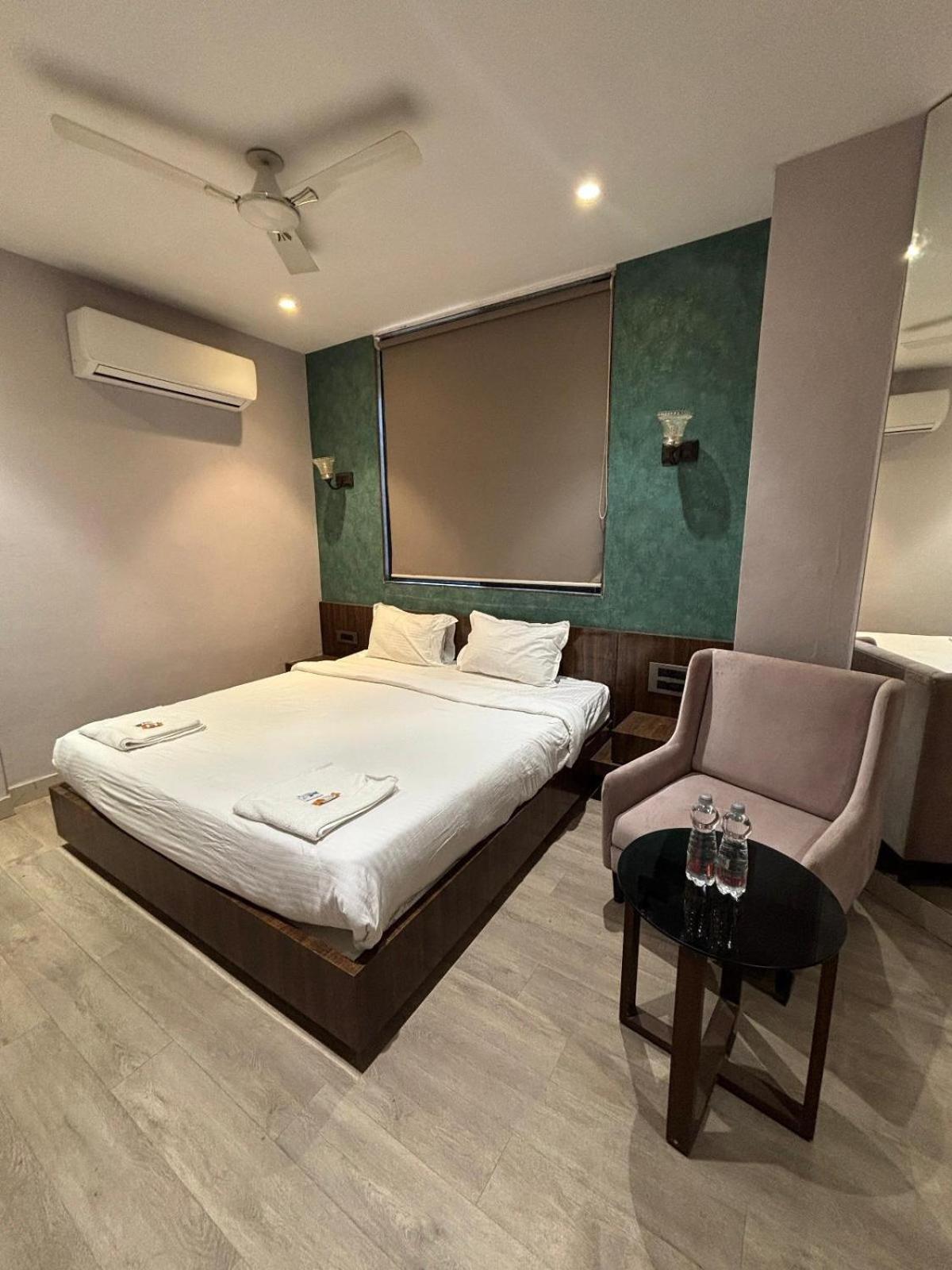 Hotel Elegant Inn Сурат Экстерьер фото