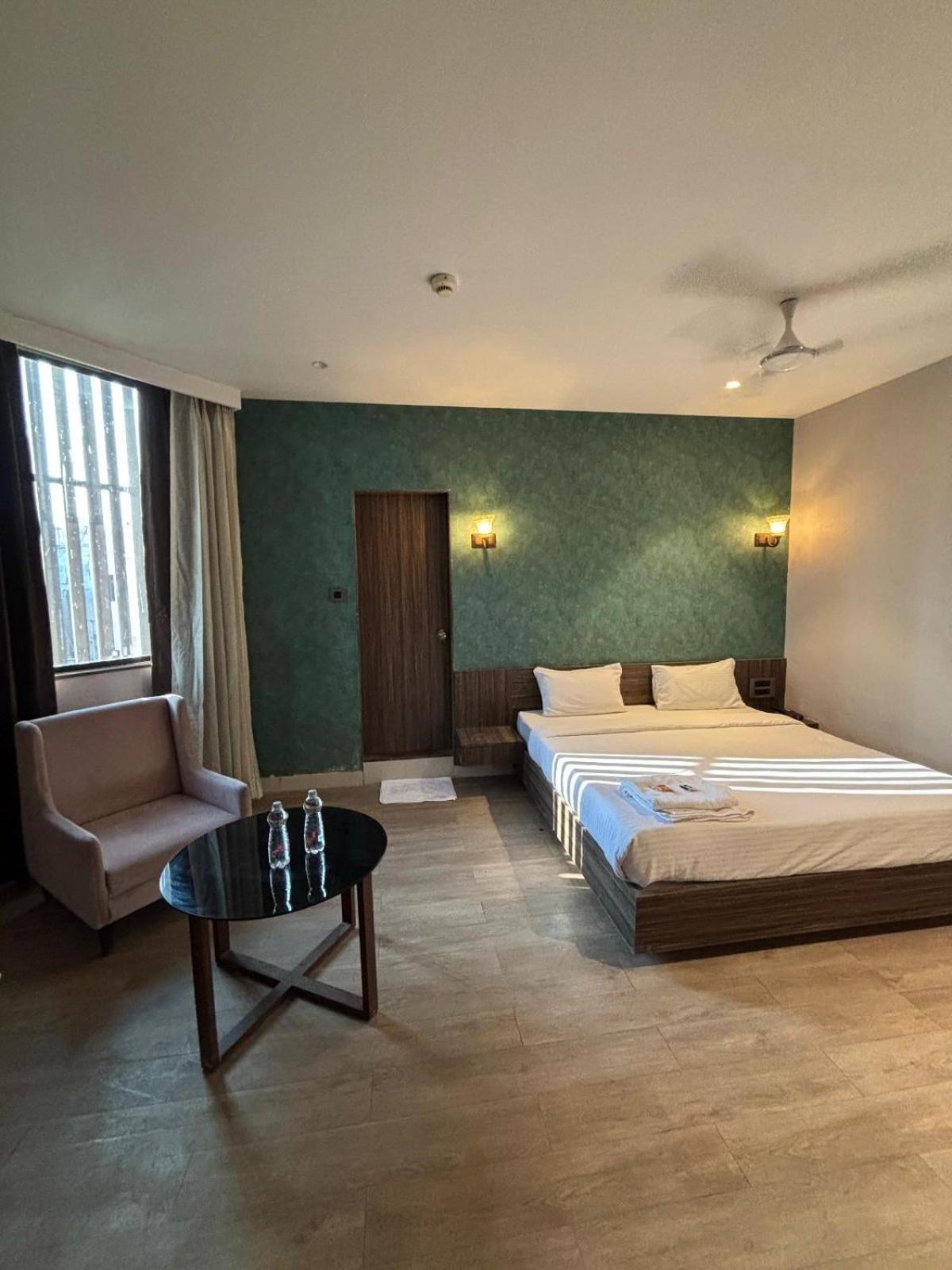 Hotel Elegant Inn Сурат Экстерьер фото
