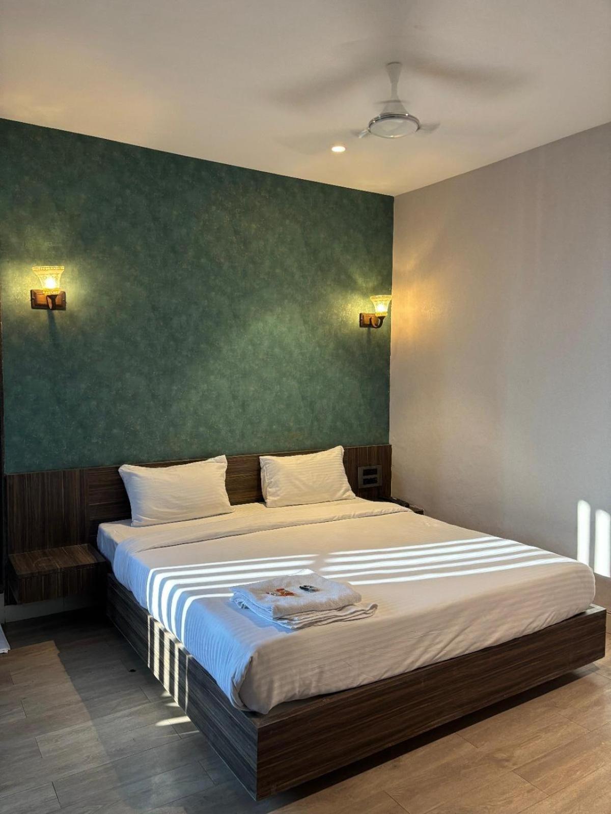 Hotel Elegant Inn Сурат Экстерьер фото