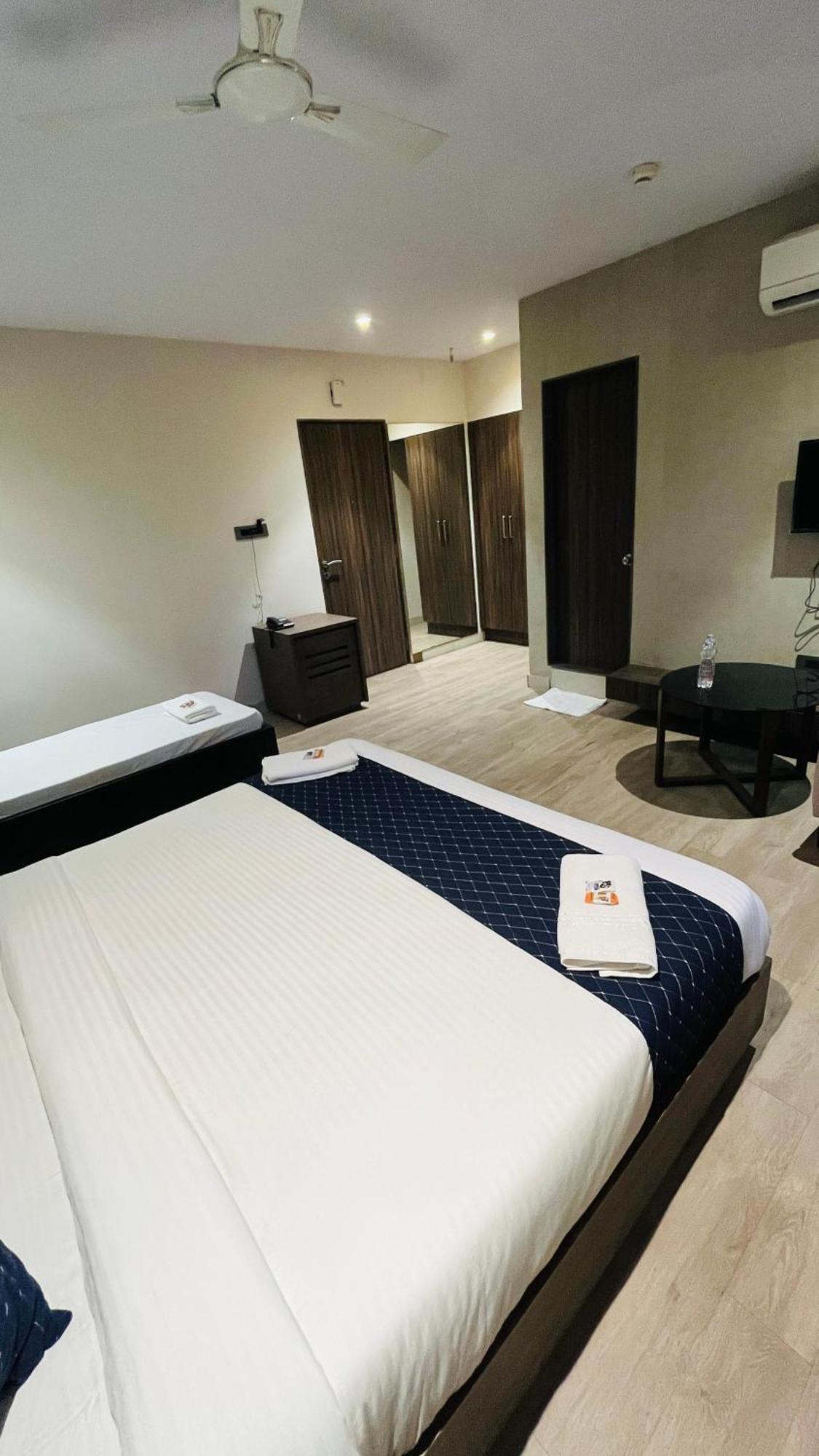 Hotel Elegant Inn Сурат Экстерьер фото