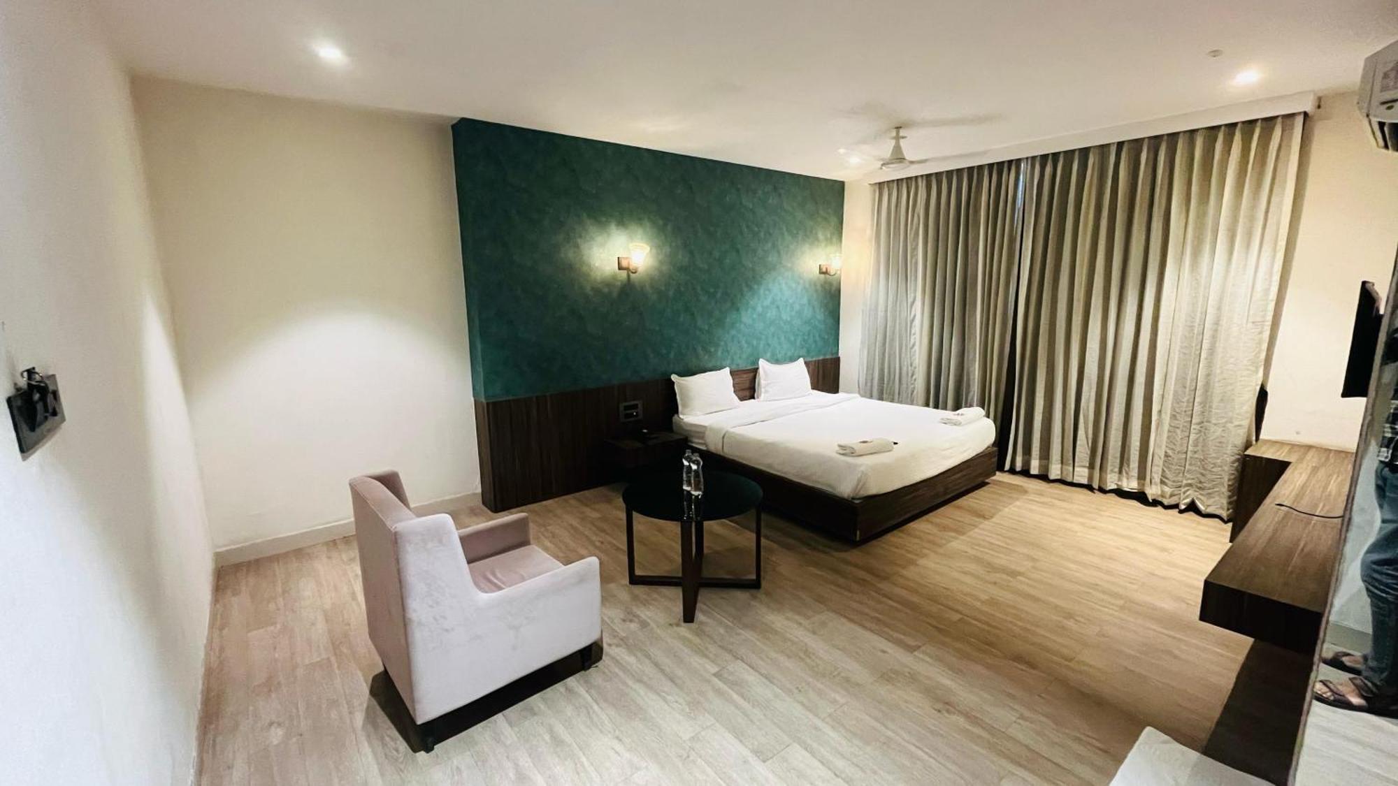 Hotel Elegant Inn Сурат Экстерьер фото