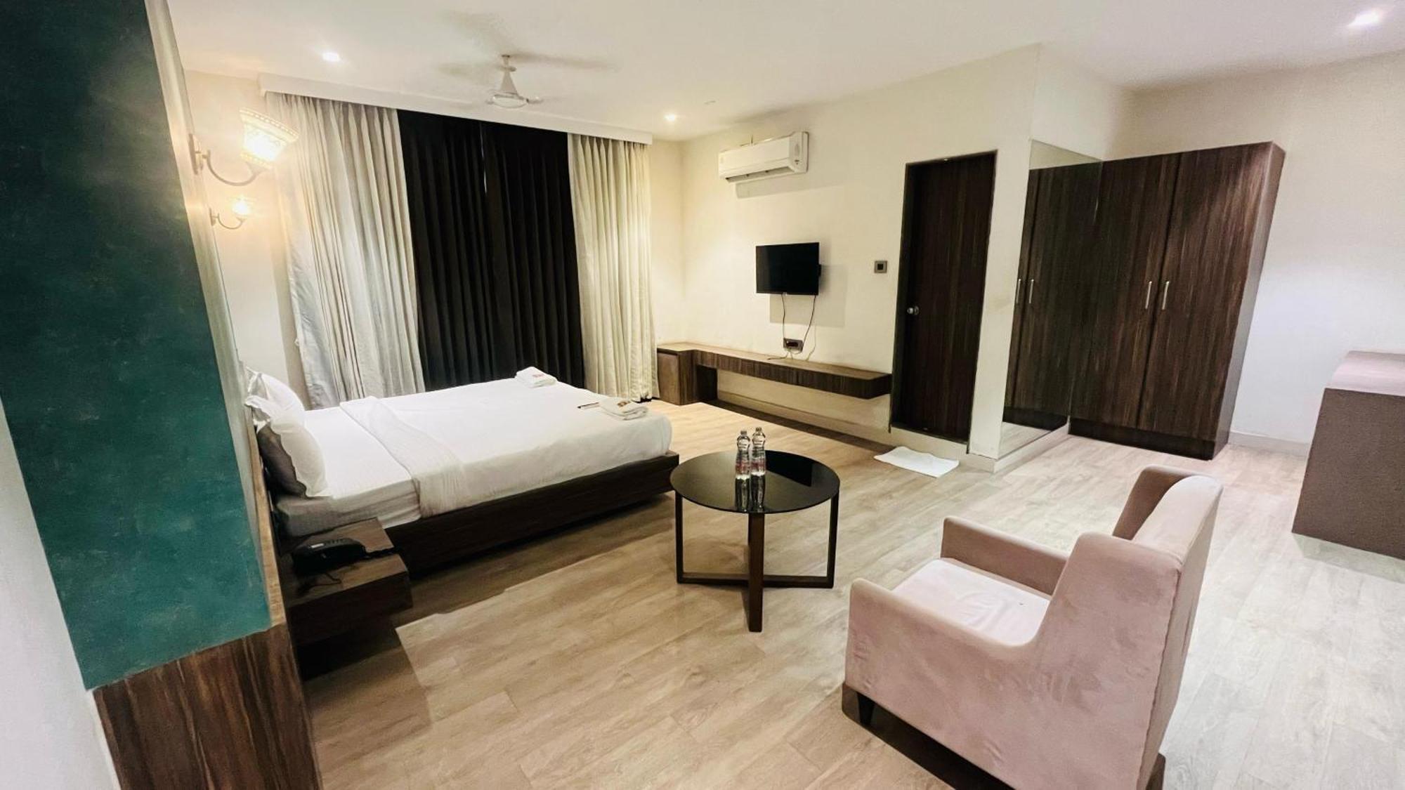 Hotel Elegant Inn Сурат Экстерьер фото